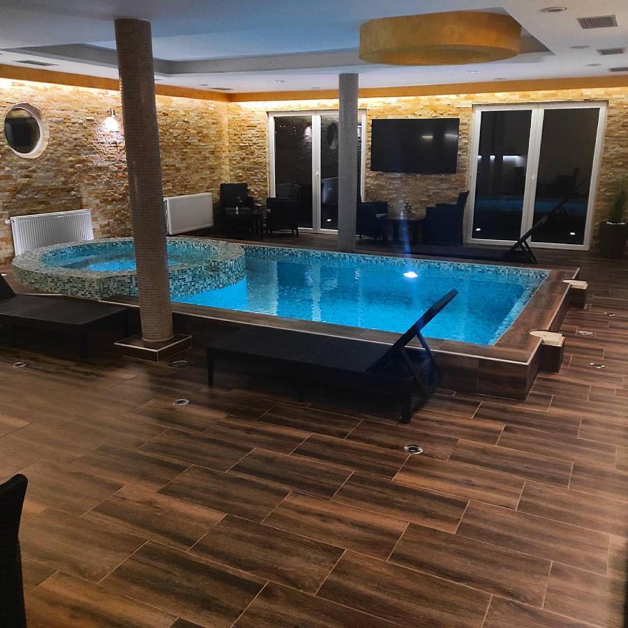 V & V Villa Lalince Zewnętrze zdjęcie