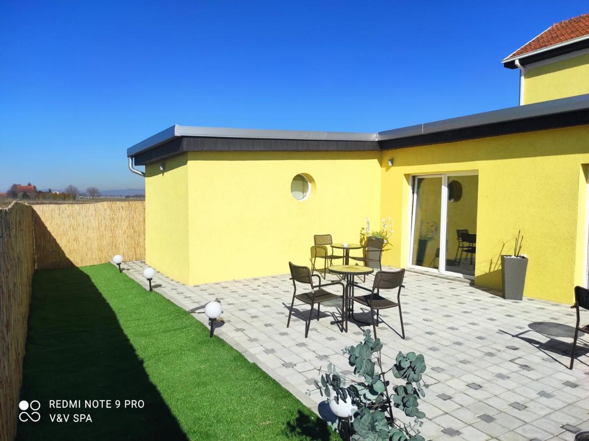 V & V Villa Lalince Zewnętrze zdjęcie